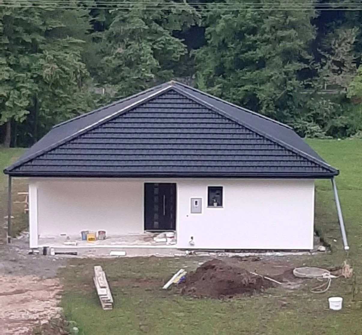 Gotova montažna kuća sa silikatnom fasadom i krovnim pokrivačem